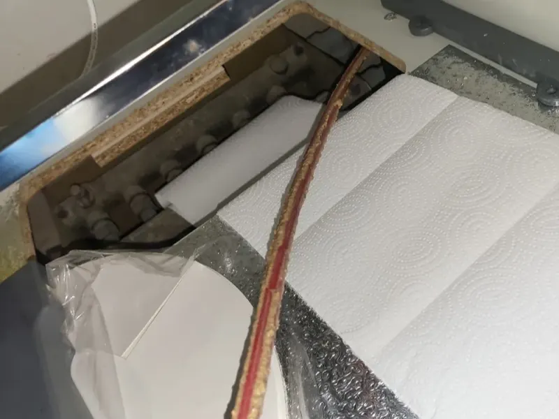 울산 동구 싱크대 하부장 바닥을 열고 스프링을 넣는 모습