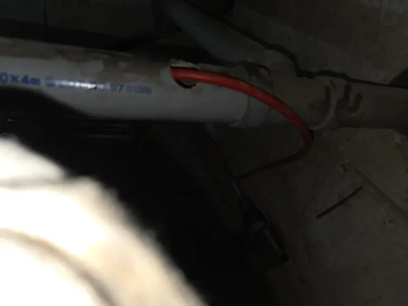 울산 동구 어두운 배관 아래 작업 구멍에 넣은 장비 줄