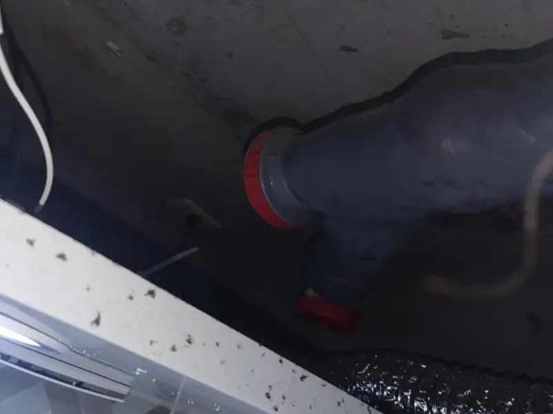울산 동구 벽 안으로 이어지는 배수관 이음부